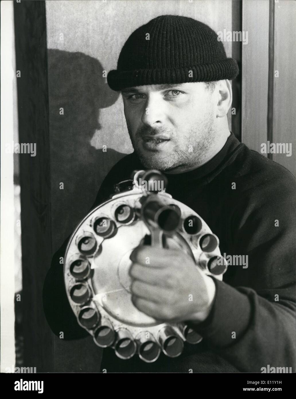 Le 12 décembre 1980 - arme ultime rend debut : Le XM 18 Lanceur de projectile, probablement le plus meurtrier d'armes à main jamais conçu, fait une apparition à Londres aujourd'hui. Il est en vedette dans le nouveau film Les chiens de guerre qui a sa première mondiale à Londres le 17 décembre. La destruction d'un seul homme tenue que il a été surnommé, peut tirer d'une combinaison de gaz, de fumée ou de missiles à impact élevé à partir de sa chambre multi-branche sur des distances jusqu'à 200 mètres. Peu plus est connu au sujet de l'arme mortelle qui est actuellement testée par le Pentagone et le ministère de la Défense britannique Banque D'Images