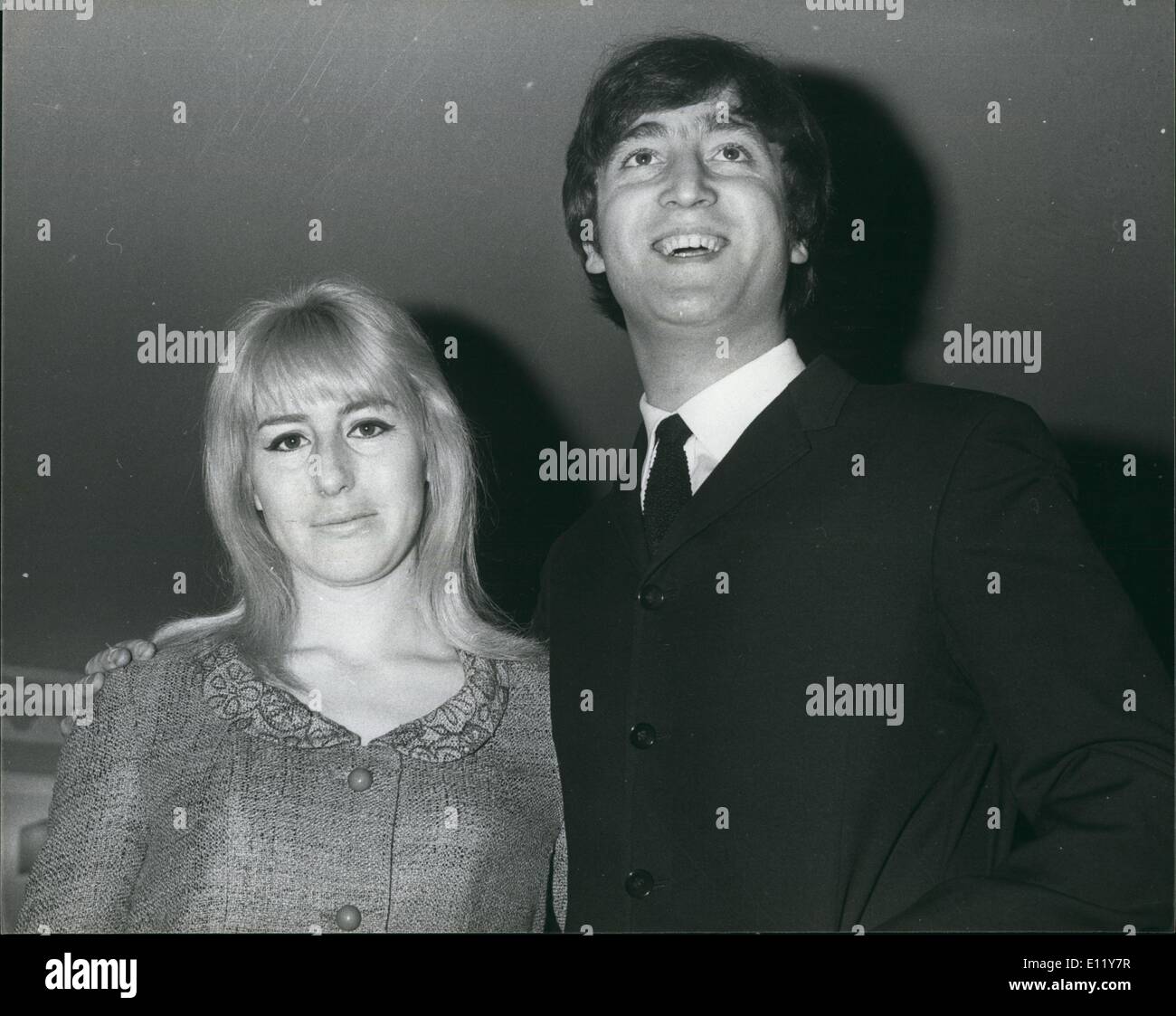 Le 12 décembre 1980 - John Lennon abattu : John Lennon a été tué par balles à son appartement à New York hier soir. Photo montre John Lennon avec sa première femme Cynthia photographié en 1964 à l'auberge de Dorchester, Londres, lors d'un déjeuner à rire son livre ''dans sa propre écriture Banque D'Images