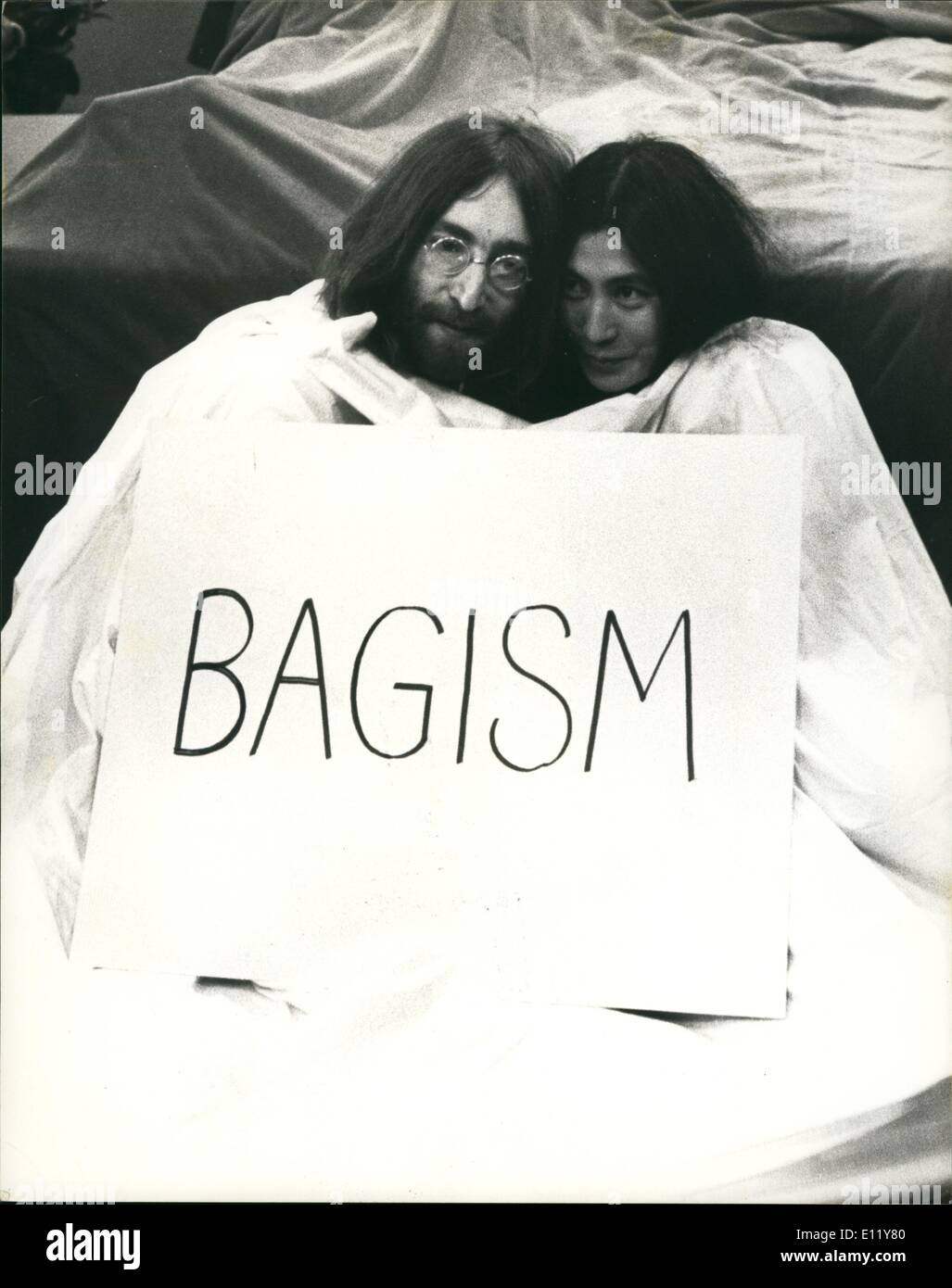 Le 12 décembre 1980 - John Lennon a été tiré cinq fois à l'extérieur de son appartement à New York hier soir. Photo : John Lennon et sa femme Yoko Ono de sortir d'un grand sac avant d'apparaître sur le programme de télévision "Aujourd'hui" (avril 1969). C'était peu après leur retour à Londres après leur mariage à Reykjavik et leur amour à Amsterdam. Banque D'Images