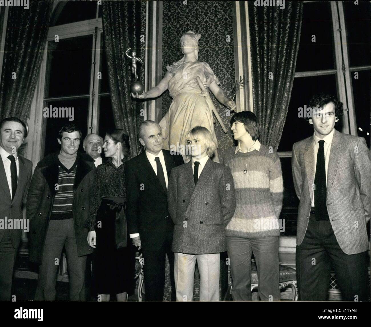 Le 18 décembre, 1980 - 10 décembre 1848, le président de l'Assemblée nationale, a invité tous les champions de France d'athlétisme de 1980 à l'Hôtel de Lassay à Paris. Sur la photo de gauche à droite : Jean-Pierre Soisson (Ministre de la jeunesse et des Sports), champion cycliste Bernard Hinault, M. et Mme Jacques Chaban-Delmas, Champion de ski nautique Patrice Martin, Pascale Trinquet, & célèbre joueur de football Michel Platini. Banque D'Images