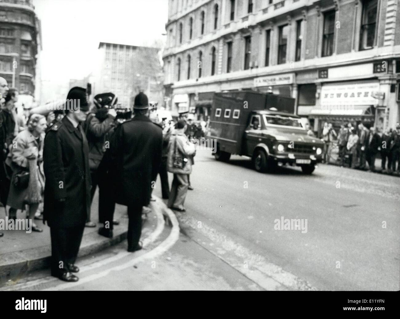 Avril 04, 1981 - procès Sutcliffe ouvre à Old Bailey : Le procès des 34 ans conducteur de camion Bradford Peter Stucliffe qui est accusé d'merdering 13 femmes et de tentative de meurtre sur sept autres est ouverte à l'Old Bailey aujourd'hui. Sutcliffe est arrivé dans un convoi de véhicules de la police à faire son apparition dans le célèbre n° 1 Cour. Foule de spectateurs,appuyez sur les hommes et de la file d'attente de ceux qui espèrent gagner l'accès à la galerie publique de la cour se sont réunis tôt ce matin. Photo montre la prison van escorté par des voitures de police arrive à l'Old Bailey ce matin. Banque D'Images