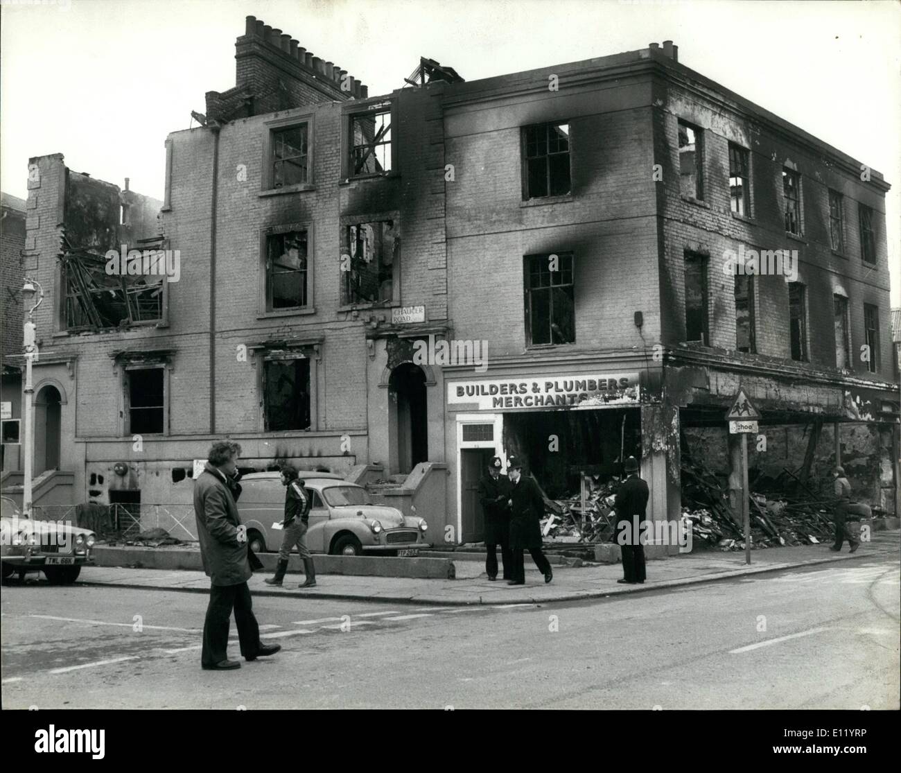 Avril 04, 1981 - les émeutes de Brixton HITS POUR LA DEUXIÈME nuit d'émeutes, de pillages et d'arsen répartis dans les rues de Brixton, dans le sud de Londres, une fois de plus la nuit dernière, pour la deuxième nuit. Avec la police à l'aide de leurs boucliers antiémeutes pour charger le narauding des gangs de jeunes - la plupart, mais pas tous noir. Les bus, cars de police ont été attaqués et des boutiques, des pubs et des voitures incendiées. À la fin de la nuit dernière, 201 policiers et deux agents de police ont été blessés et 213 personnes arrêtées depuis le week-end difficulté apparue le samedi soir Banque D'Images