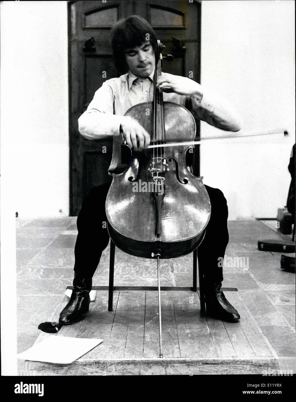 Avril 04, 1981 - Lloyd Webber remplace le violoncelliste russe : Julian Lloyd Webber, frère du compositeur Andrew Lloyd Webber, remplace les Russes la violoncelliste Natalia Gutman pour aujourd'hui avec l'Orchestre Royal de Philhazmonia au Royal Festival Hall. C'était d'avoir été le jeune violoncelliste russe's débuts à Londres, mais elle a été malade. Si Lloyd Webber, avant tout la jeune violoncelliste, est de prendre sa place dans le programme qui reste inchangé, y compris le Concerto de Chostakovitch. Photo montre Julian Lloyd Webber en répétition à l'Henry Wood Hall concert d'aujourd'hui. Banque D'Images