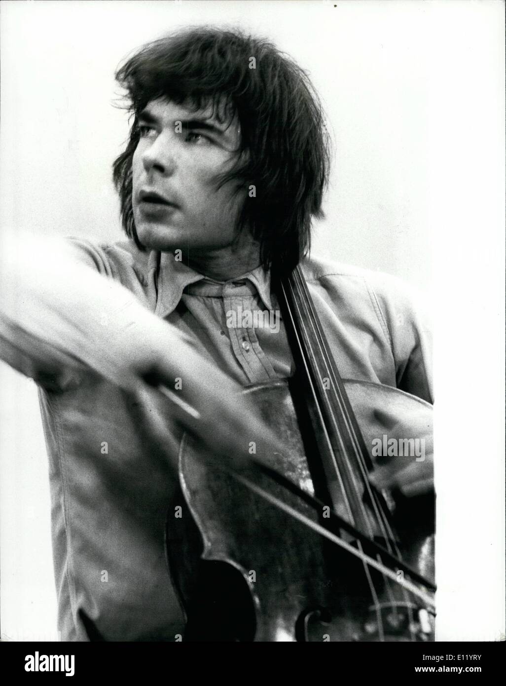 Avril 04, 1981 - Lloyd Webber remplace le violoncelliste russe : Julian Lloyd Webber, frère du compositeur Andrew Lloyd Webber, est le remplacement de la violoncelliste russe Natalia Gutman pour aujourd'hui avec le Royal Philharmonia Orchestra au Royal Festival Hall. C'était d'avoir été le jeune violoncelliste russe's débuts à Londres, mais elle a été malade. Si Lloyd Webber, avant tout la jeune violoncelliste, est de prendre sa place dans le programme qui reste inchangé, y compris le Concerto de Chostakovitch. Photo montre Julian Lloyd Webber en répétition à l'Henry Wood Hall concert d'aujourd'hui. Banque D'Images