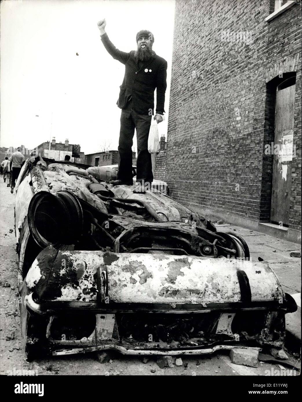 Avril 13, 1981 - les émeutes de Brixton Hits pour la deuxième nuit : émeutes, pillages et incendies volontaires répartis à travers les rues de la Brixton, dans le sud de Londres la nuit dernière, pour la deuxième nuit d'exécution -avec la police à l'aide de leurs boucliers antiémeutes pour charger le maraudage des gangs de jeunes - la plupart, mais pas tous, noir. Les bus et cars de police ont été attaqués et des boutiques, des pubs et des voitures incendiées. À la fin de la nuit dernière, 201 policiers et deux femmes policiers avaient été blessés et 215 personnes arrêtées depuis le week-end difficulté apparue le samedi soir Banque D'Images
