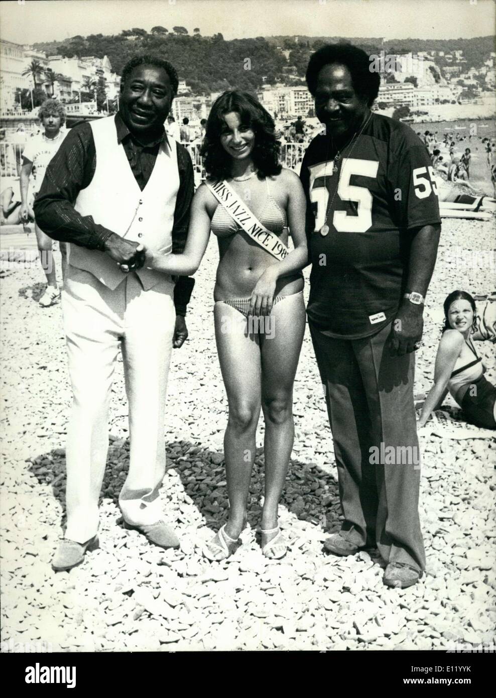 Le 17 janvier, 1981 - 18 ans de la Flore a été nommé ''Miss Jazz'' 1981 à Nice à l'occasion de la Jazz Parade. Elle est photographiée ici sur la plage entre les deux chanteurs Muddy Waters (en blanc) et Jimmy Witherspoon. Banque D'Images