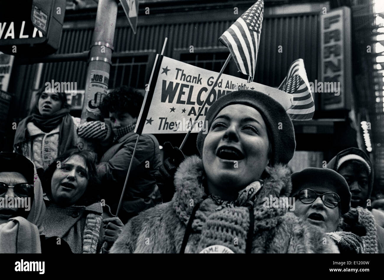 Les membres de la foule chantant le Star Spangled Banner à la pluie de serpentins à New York, Banque D'Images