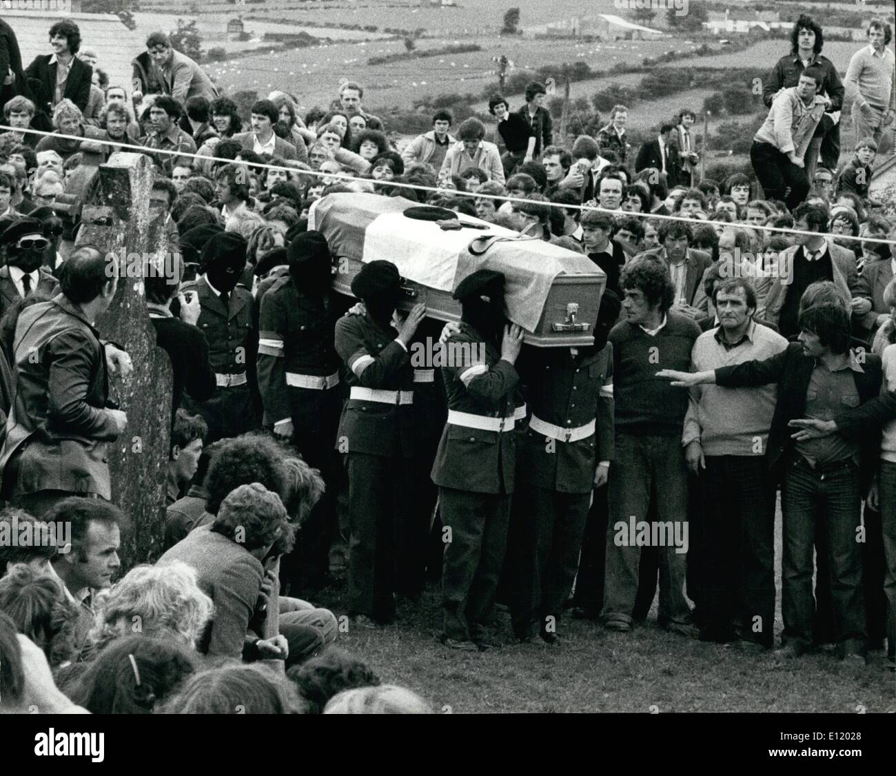 Juillet 07, 1981 - Funérailles de gréviste de la faim Martin Hurson : l'enterrement de Martin Hunson, décédé lundi après 46 jours de grève de la faim. Il est devenu le sixième joueur à mourir depuis le début. La procession funéraire de plusieurs milliers de personnes dirigée par une famille piper, blessant leur chemin à travers deux milles de routes de campagne, à partir de M. Hurson's home près de Brasov à sa dernière demeure à St John's Chapel, Philippe Mathieu, IRA masqués les hommes portaient le cercueil et tiré un dernier salut avec des pistolets sur le cercueil. La photo montre le cercueil de Martin Hurson arrive pour le service funèbre - menées par des membres de l'IRA. Banque D'Images Juillet 07, 1981 - Funérailles de gréviste de la faim Martin Hurson : l'enterrement de Martin Hunson, décédé lundi après 46 jours de grève de la faim. Il est devenu le sixième joueur à mourir depuis le début. La procession funéraire de plusieurs milliers de personnes dirigée par une famille piper, blessant leur chemin à travers deux milles de routes de campagne, à partir de M. Hurson's home près de Brasov à sa dernière demeure à St John's Chapel, Philippe Mathieu, IRA masqués les hommes portaient le cercueil et tiré un dernier salut avec des pistolets sur le cercueil. La photo montre le cercueil de Martin Hurson arrive pour le service funèbre - menées par des membres de l'IRA. Banque D'Images