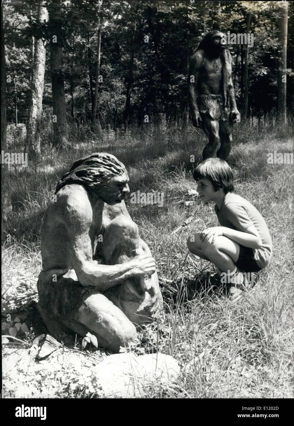Juillet 08, 1981 - garçon à la recherche de près d'une statue d'homme des cavernes à un parc de Saint Vrain ESS.c Banque D'Images