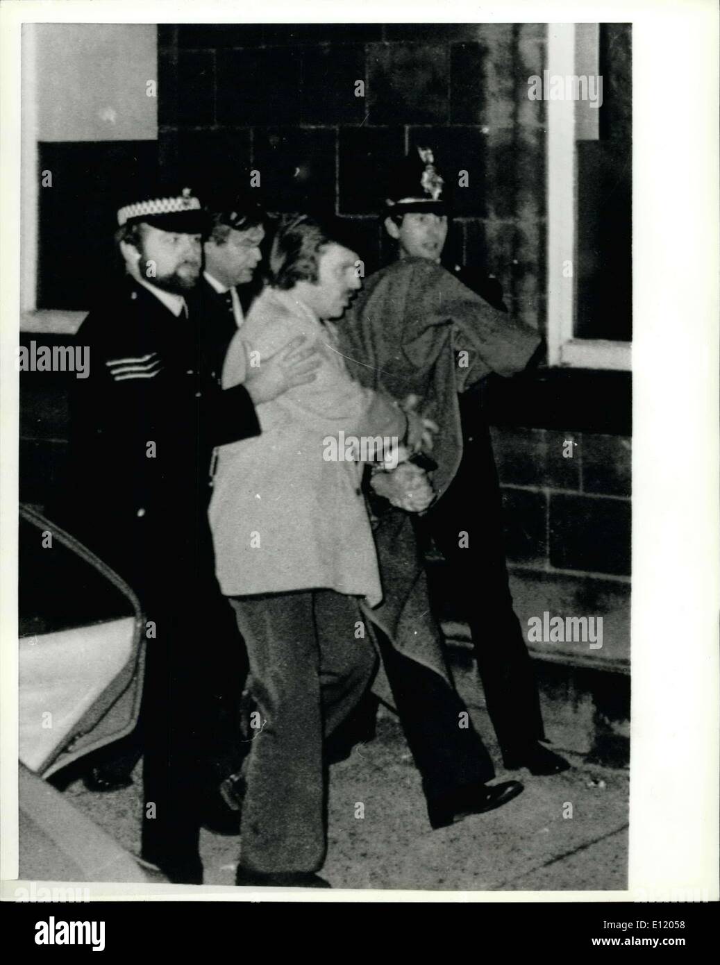 01 mai 1981 - Bradford en Angleterre ; Sweats Peter Sutcliffe, 35 de Bradford, Yorkshire, escorté par la police est conduit dans Dewsbury cour d'être accusé de meurtre de 13 victime de l'Éventreur du Yorkshire. Banque D'Images