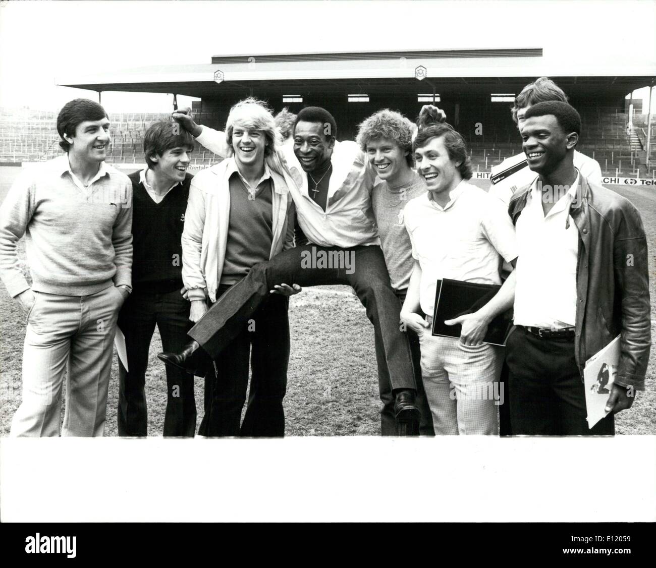 01 mai 1981 - football : à Highbury Pele Pele celebriy aujourd'hui visité le club d'Arsenal à Highbury pour aider le club à célébrer le début d'un nouveau chapitre dans l'histoire des Canonniers. Le club se joint à une commandite d'une coentreprise avec Ingersoll Electronics qui détiennent la franchise UK exclusive pour l'Atari Championship match de soccer qui est personnellement approuvé par l'étoile d'Amérique du Sud. Photo montre Pele (C) répond aux membres de l'équipe d'Arsenal à Highbury aujourd'hui. Banque D'Images