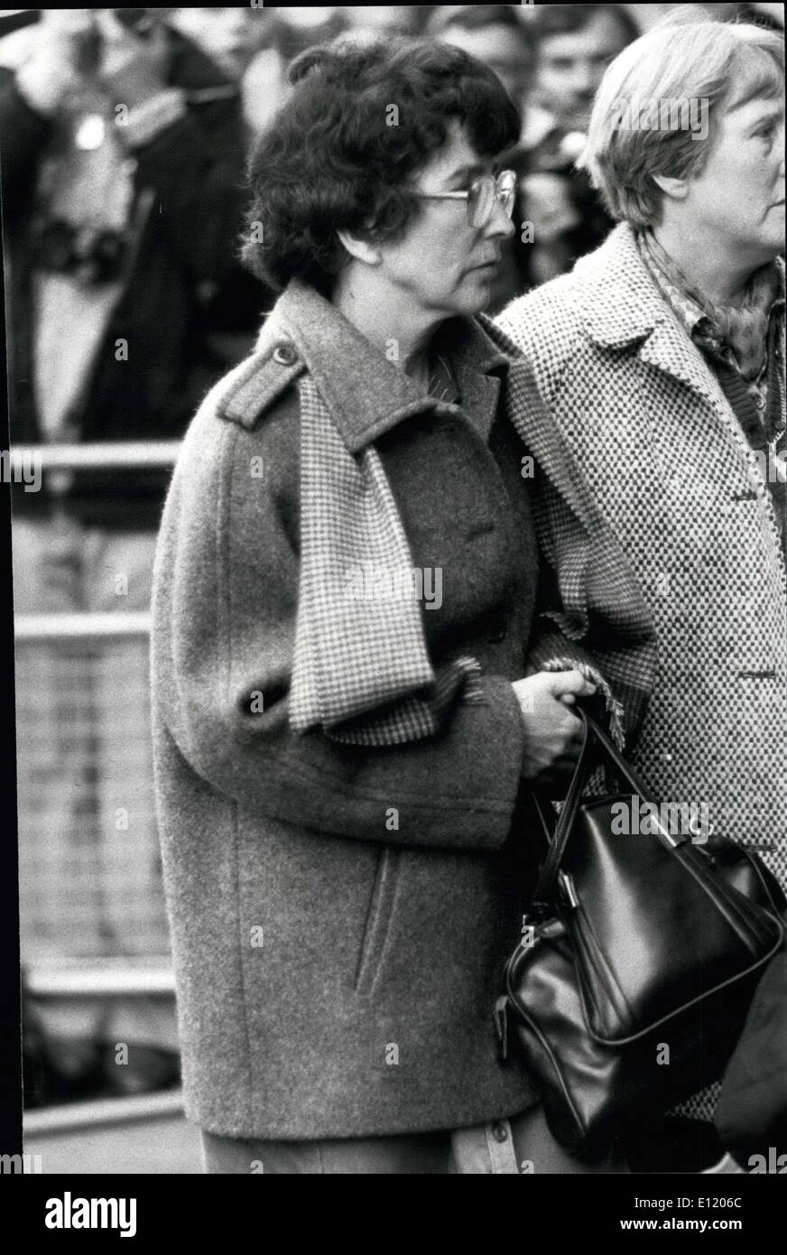 Mai 05, 1981 - Procès du tueur de masse Peter Sutcliffe reprend à l'Old Bailey ; le procès de 34 ans Peter Sutcliffe, le conducteur du camion Bradford accusé du meurtre de 13 femmes et la tentative de meurtre de sept autres, reprend à l'Old Bailey aujourd'hui. Sutcliffe a plaidé non coupable de meurtre mais coupable d'homicide involontaire coupable sur la base de la responsabilité atténuée. Sur la photo, Mme Doreen Hill, qui est fille Jacqueline était une des victimes assassinées, vu arriver à l'Old Bailey ce matin. Banque D'Images