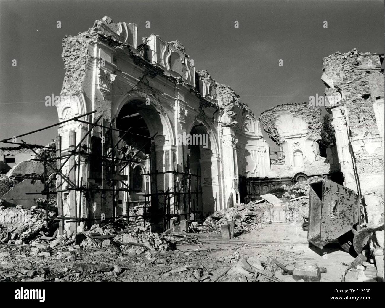 Juillet 10, 1981 - L'aide suisse pour les victimes du séisme dans le sud de l'Italie : l'image montre : Conza a été totalement détruit par le tremblement de terre ; ici se trouvent les ruines de l'ancienne église. Banque D'Images