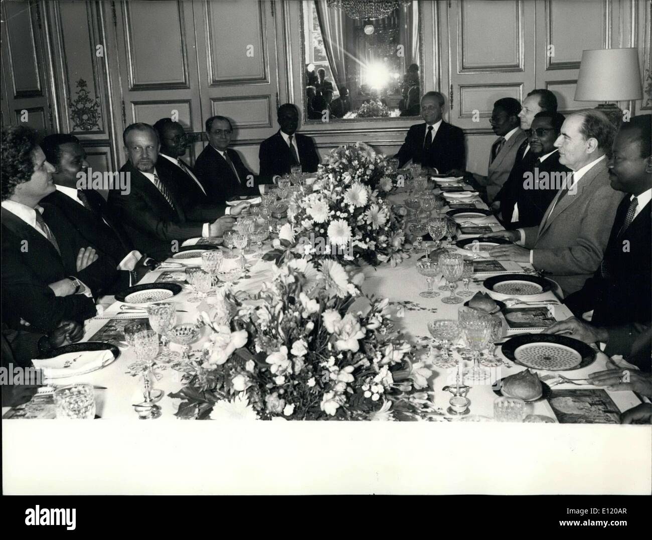 Juillet 28, 1981 - Le Président du Congo Denis Sassou Gnuesso a été invité à l'Elysée pour le déjeuner où il a rencontré le président et divers autres représentants du gouvernement au cours de sa visite officielle de deux jours à Paris. Au cours de leurs réunions, ils ont parlé de l'exploitation du gaz et pétrole, dont le Congo produit 4 millions de tonnes par an. Banque D'Images