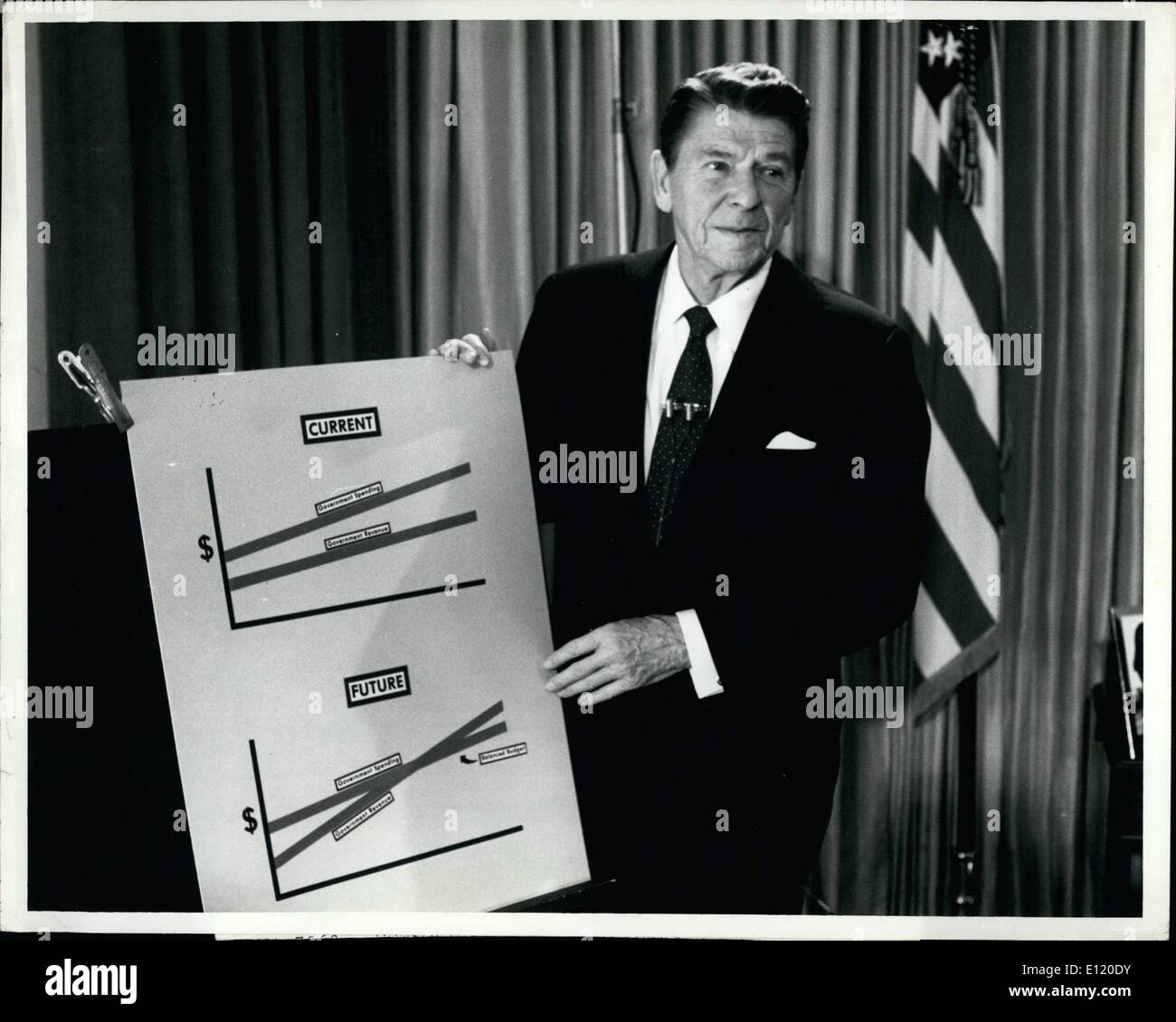 Mai 05, 1981 - Reagan sur l'économie : Washington, D.C. Le président Ronald Reagan a utilisé des graphiques pour W. le peuple américain montrer comment son budget bien travailler sous la coupe R. Administration Reagan. Le graphique montre le rapport de dépenses du gouvernement et des recettes publiques prises en. Banque D'Images