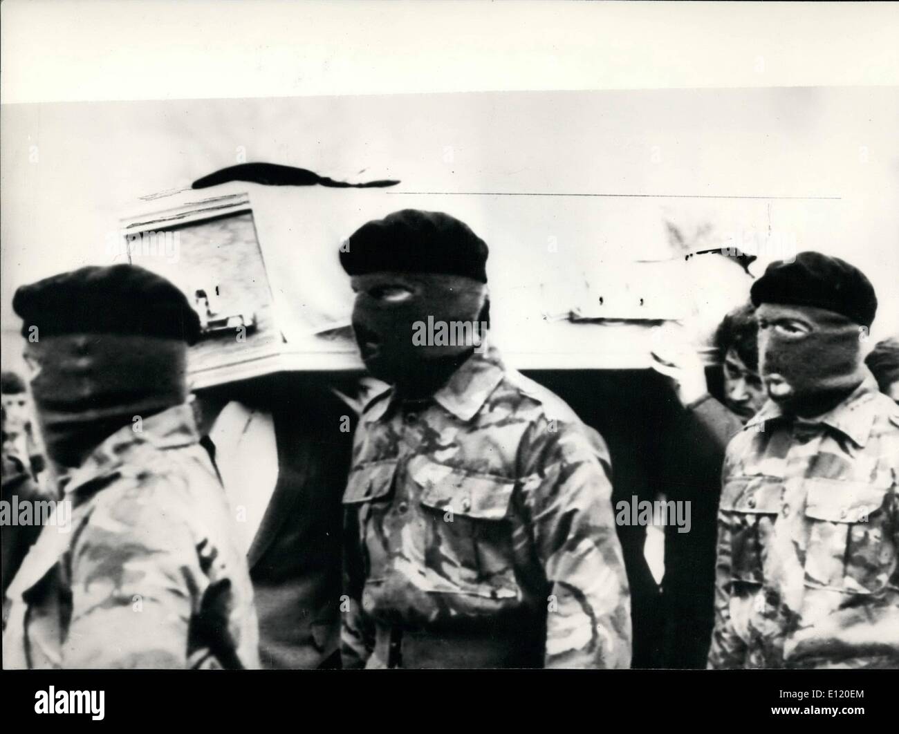 Mai 05, 1981 - Coffin de Bobby Sands a déménagé de son domicile à la Chapelle Saint Luc. Le cercueil de Bobby Sands, flanqué d'IRA, en vestes de combat, et drapé d'une tricolore, est déplacé à son domicile à Twinbrook à Saint Luc;s chapelle en Milltown. hier soir pour aujourd'hui;s'inhumation au cimetière à Milltown parcelle républicaine dans l'Ouest de Belfast. Banque D'Images