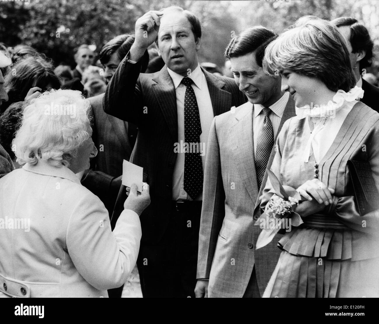 Le Prince Charles et la Princesse Diana répondre aux Banque D'Images
