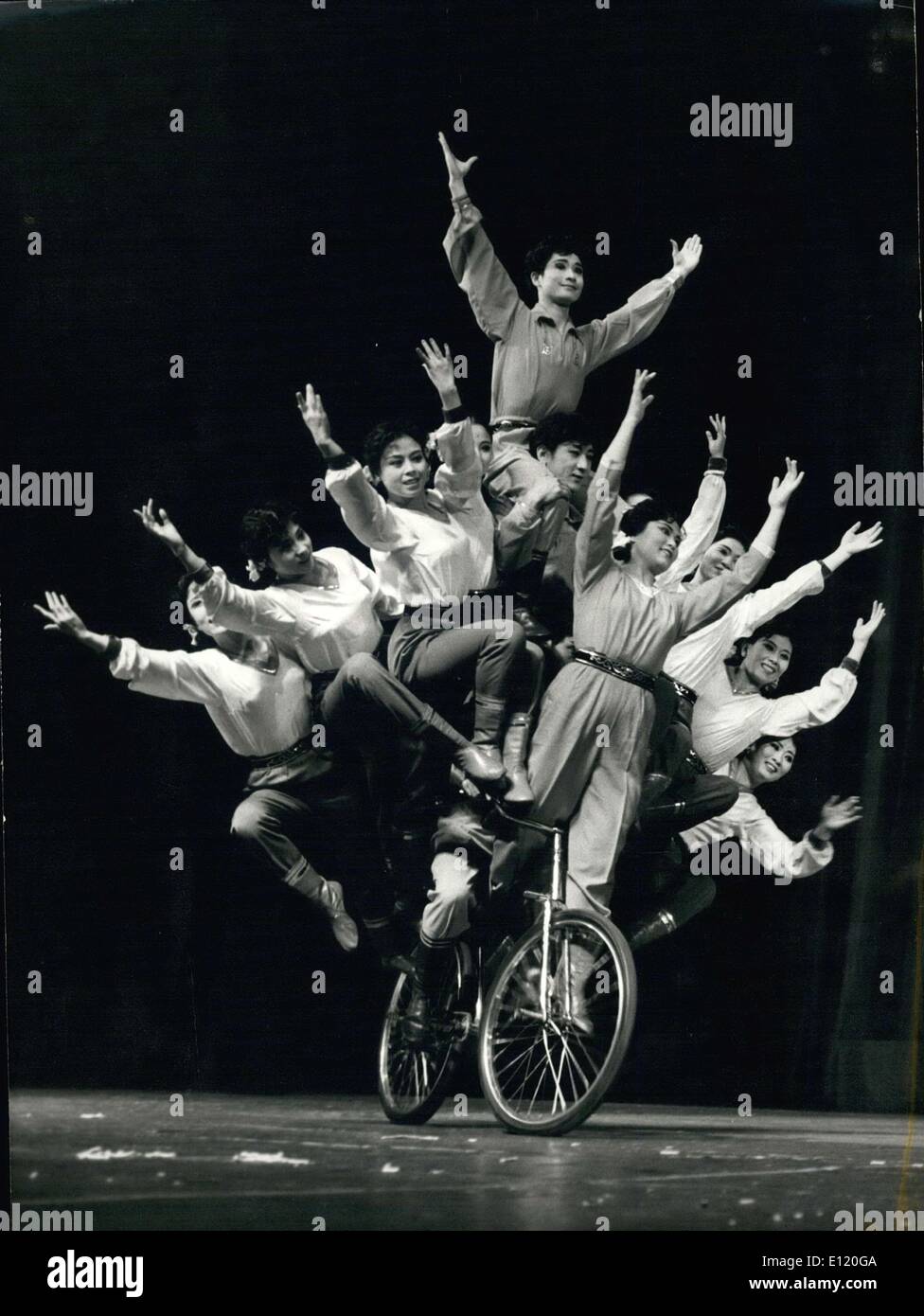 18 mai 1981 - Les artistes de cirque de Pékin dans un vélo d'équilibre Banque D'Images