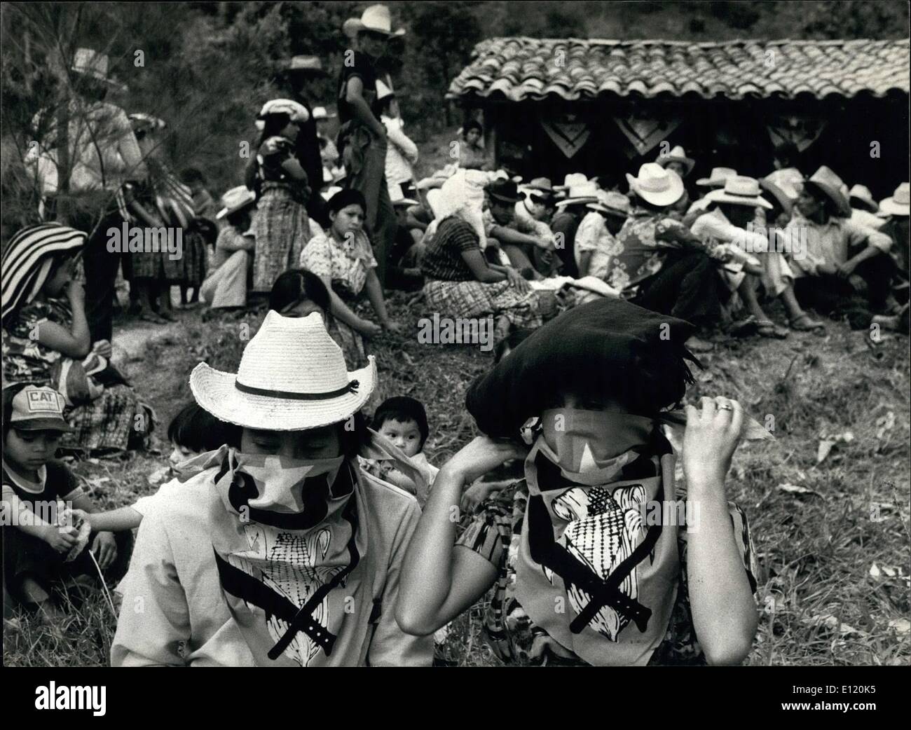 08 août 1981 - guerre civile au Guatemala:réunion secrète de race indienne agriculteurs : Au Guatemala, en Amérique latine, les agriculteurs indiens-race lutte contre la répression du gouvernement et ont créé un ''Comité de Unidad Campesina'' (Comision de United Farmers). Au moyen d'une grève en côte sont le comité atteint de meilleurs salaires, mais aussi cela a causé encore plus de répression des auteurs par le gouvernement. Le comité n'a donc d'avoir des réunions, c'est secrètement comme indiqué ici au Guatemala highlands. Banque D'Images