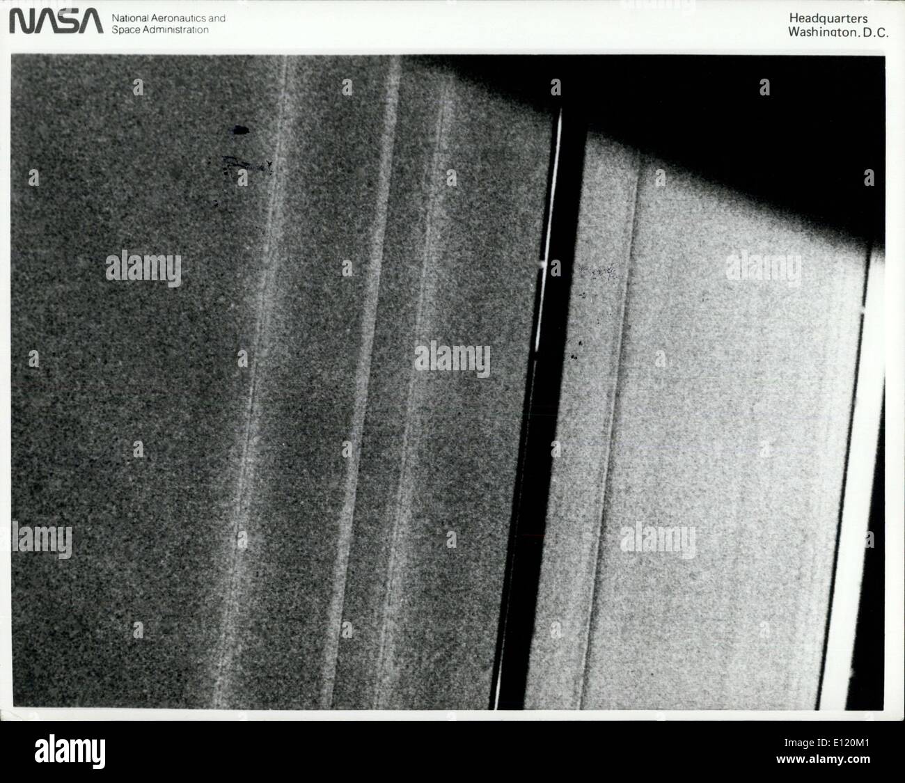 Le 29 août 1981 - caméras de Voyager 2 a acquis cette photographie de Saturne est un joint torique 26 août d'une distance de 227 800 kilomètres (141 500 milles). Cette vue de l'anneau extérieur montre un petit anneau lumineux, ils surviennent au sein de l'écart de Encke (centre de cette image) qui présente des défauts qui rappellent celles observées dans le F-ring par Voyager 1 l'automne dernier, mais pas Voyager 2. Voyager 1 a vu deux anneaux grumeaux semblables dans cette région à moindre résolution. Un brillant sont également visibles à tout le satyre fauve au bord extérieur de l'un joint torique et plusieurs formes des ondes lumineuses dans la région de Encke Banque D'Images