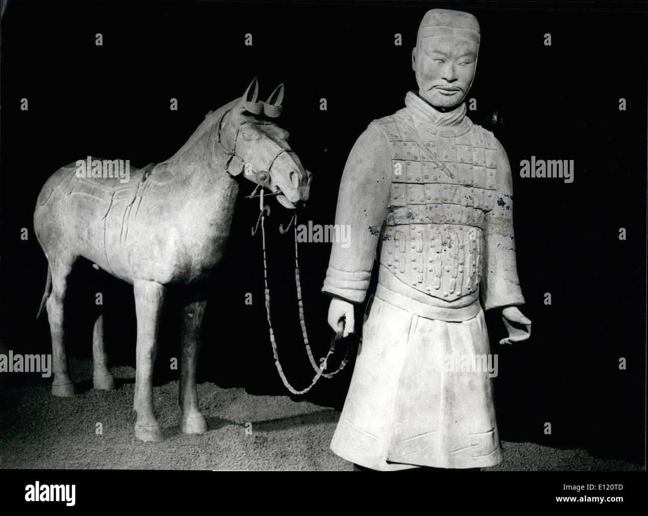 Juin 06, 1981 - Guerriers du premier empereur de Chine en Suisse : Cinq guerriers grandeur nature et deux chevaux de ''vieux'' de la Chine sont invités dans un Luciano department store ces semaines. Ces chiffres ont été trouvés dans la région de Shandy province 1974 et proviennent de la dynastie de Qin Shh, ''le premier empereur de Chine'' (221 B.C.). Ils font partie de l'une des plus importantes découvertes dans la dernière décennie, et sont présentés en Suisse pour la première fois. Banque D'Images