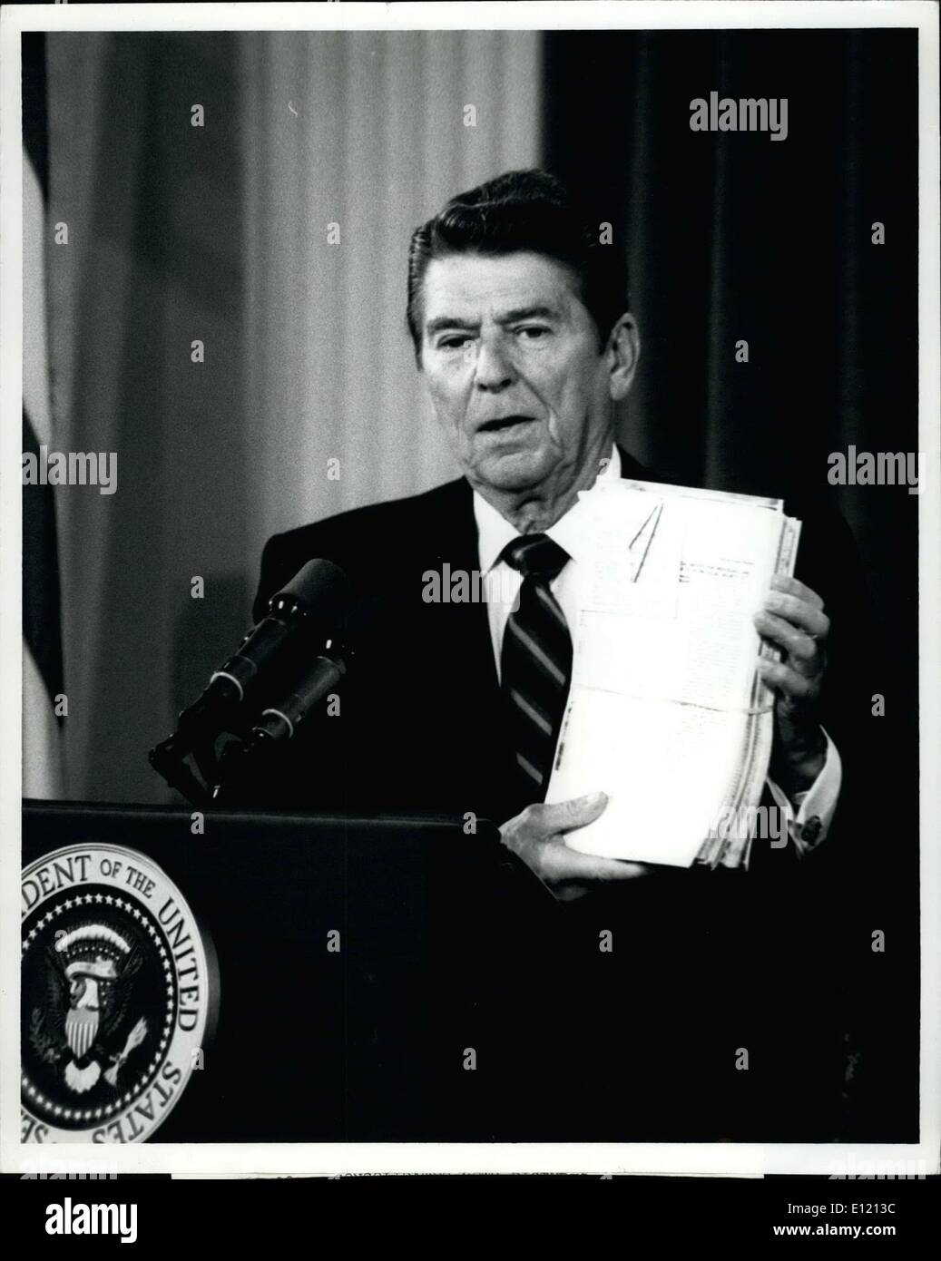 01 octobre 1981 - Reagan s'exprime sur les Awacs vente : le président Ronald Reagan W. à la tête d'affiche d'une conférence de presse de l'est prix de la Maison Blanche, aujourd'hui, détient des piles de documents qui sont, selon lui, ce qui entraîne des retards dans les décisions du gouvernement. Ces 318 pages ont été condensés en 6 pages qui font le même travail. Le chef de l'exécutif a également dit qu'il n'est pas l'entreprise d'autres nations d'rend la politique étrangère des États-Unis. C'est en référence à l'objection à l'avions AWACS à l'Arabie Saoudite. Banque D'Images