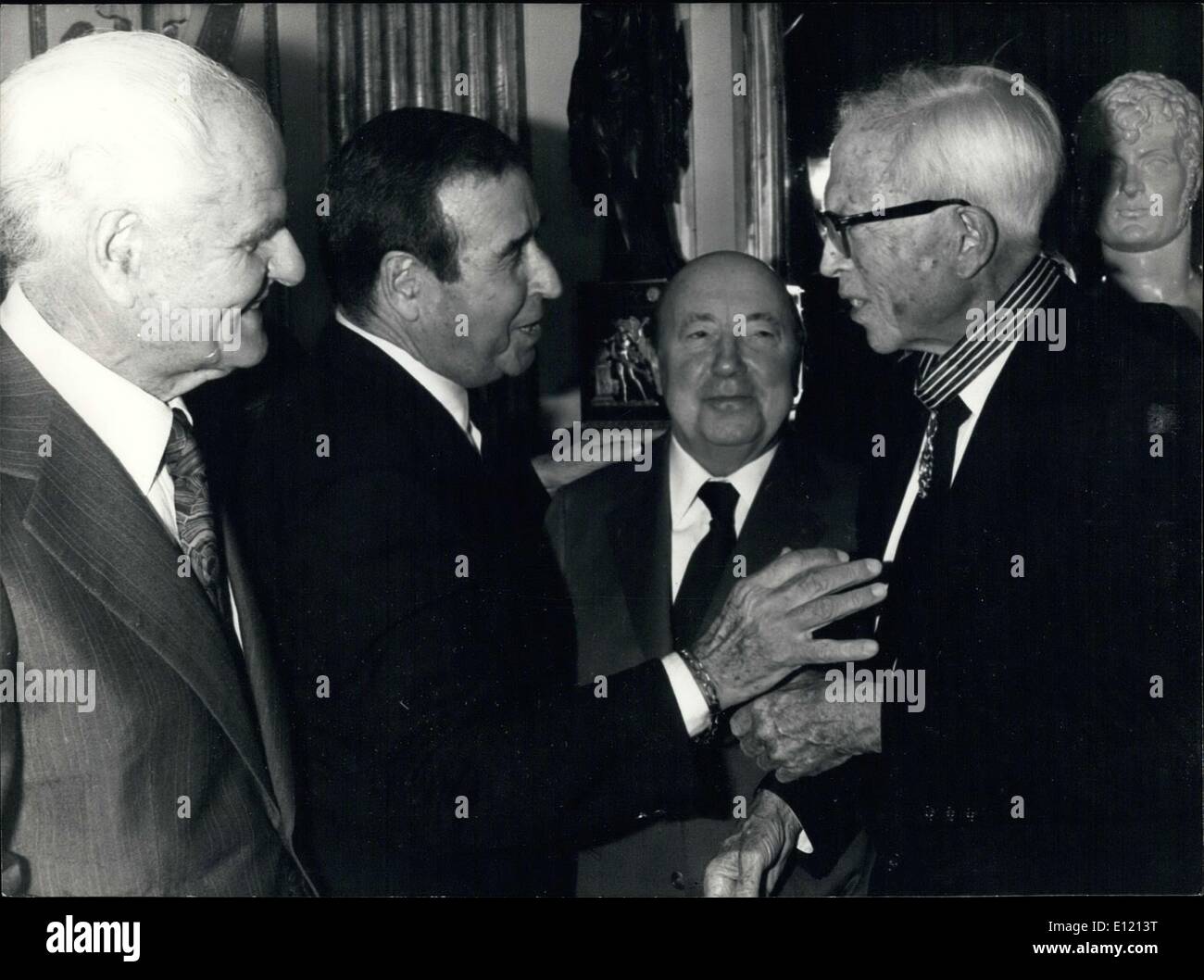 06 octobre 1981 - King Vidor a reçu l'insigne de Commandeur des Arts et des lettres au ministère de la Culture à Paris. Jean Carne est au centre. Christian Jacque est à gauche. Jack Lang, ministre de la Culture, est à l'arrière. Banque D'Images