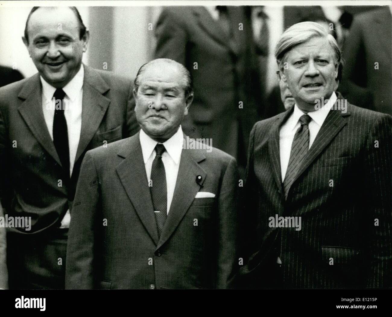 Juin 09, 1981 - 9 juin . 11e 1981 : le premier ministre japonais Suzuki visites Hambourg Allemagne de l'Ouest . La ville hanséatique de Hambourg a été la première étape d'un voyage de douze jours et pendant ce temps, le Premier Ministre japonais Zenko Suzuki va visiter six pays européens. La visite du Premier Ministre japonais essentiellement destinées à l'Allemagne de l'Ouest avec discissions le chancelier Helmut Schmidt dans la guest house du Sénat, après le visitong la chambre de commerce et de l'école de Hambourg Japonais Suzuki continue son voyage à Rome Banque D'Images