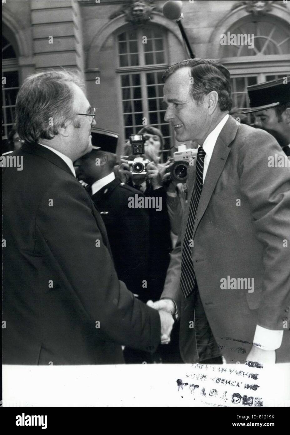 Jun. 25, 1981 PM - Pierre Mauroy & US Vice-président George Bush Rencontrez l'Hôtel Matignon Paris Apress. Banque D'Images