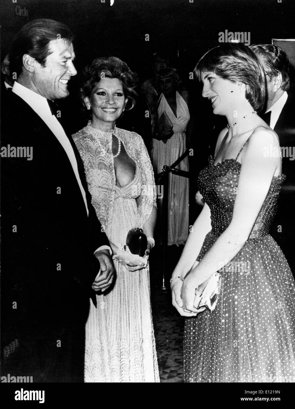 La princesse Diana s'entretient avec Roger Moore à premiere film Banque D'Images
