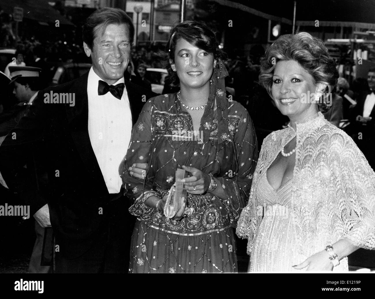 L'acteur Roger Moore chez film premiere avec la famille Banque D'Images