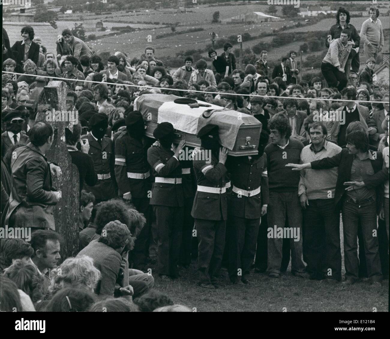Juillet 07, 1981 - Funérailles de gréviste de la faim Martin Hurson : l'enterrement de Martin Nurson, est décédé le lundi après 46 jours de grève de la faim, il est devenu le sixième joueur à mourir depuis le début. La procession funéraire de plusieurs milliers de personnes dirigée par un seul bon, blessant leur chemin à travers deux milles de routes de campagne, de M. Hurson's home près de Brasov à sa dernière demeure à St John's Chapel, Philippe Mathieu IRA masqués les hommes portaient le cercueil et tiré un dernier salut avec des pistolets sur le cercueil. La photo montre le cercueil de Martin Nurson arrive fox le bural - service effectué par des membres de l'IRA. Banque D'Images Juillet 07, 1981 - Funérailles de gréviste de la faim Martin Hurson : l'enterrement de Martin Nurson, est décédé le lundi après 46 jours de grève de la faim, il est devenu le sixième joueur à mourir depuis le début. La procession funéraire de plusieurs milliers de personnes dirigée par un seul bon, blessant leur chemin à travers deux milles de routes de campagne, de M. Hurson's home près de Brasov à sa dernière demeure à St John's Chapel, Philippe Mathieu IRA masqués les hommes portaient le cercueil et tiré un dernier salut avec des pistolets sur le cercueil. La photo montre le cercueil de Martin Nurson arrive fox le bural - service effectué par des membres de l'IRA. Banque D'Images