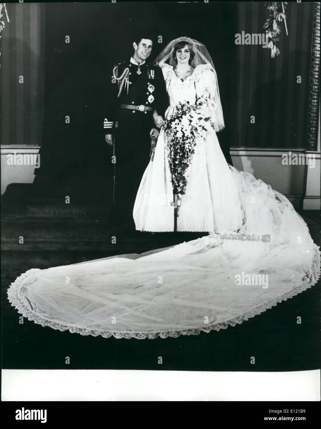 Juillet 07, 1981 - Charles et Diana : le prince et la princesse de Galles dans la salle du trône au palais de Buckingham, après le mariage Banque D'Images