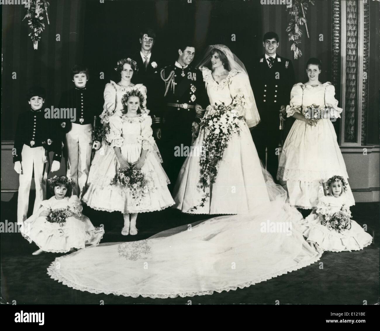 Juillet 07, 1981 - Le Groupe familial : vu poser après le mariage royal - représentée dans la salle du trône au palais de Buckingham, de L-R. Rangée arrière Edward van Cutsem, Lord Nicholas Windsor, Sarah Jane Gaselee, Prince Andrew, Lady Sarah Armstrong - James. Assis au premier rang, Catherine Cameron, l'Inde Hicks (debout) et Clemenyine Hambro (assis) Banque D'Images