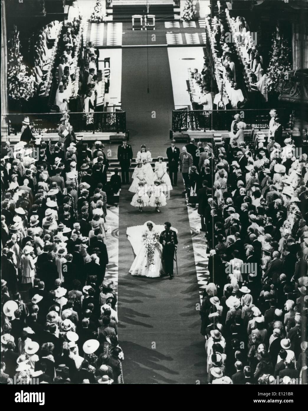 Juillet 07, 1981 - Le mariage royal : le prince et la princesse de Galles vu marchant dans allée après la cérémonie de mariage dans la Cathédrale de St Paul, aujourd'hui. Banque D'Images