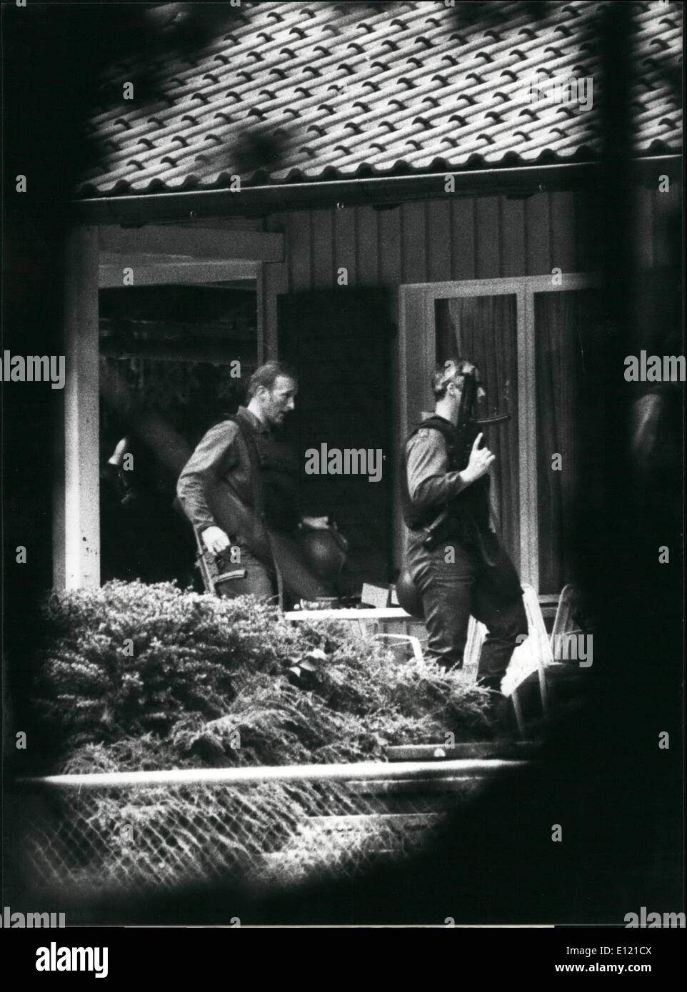 Septembre 09, 1982 - La libération d'un otage oublié : deux membres d'une unité spéciale de la police suisse l'approche de construction de l'ambassade de Pologne occupée à Berne, en Suisse, mercredi soir, Sep.8., pour libérer de l'Attaché Polonais Josef Matusiak, qui était resté caché dans l'édifice depuis lundi. Les quatre terroristes n'avaient pas découvert tous ces jours et Matusiak a été en contact avec la police à partir d'une fenêtre à l'aide de signes et de mots écrits sur des feuilles de papier. Banque D'Images