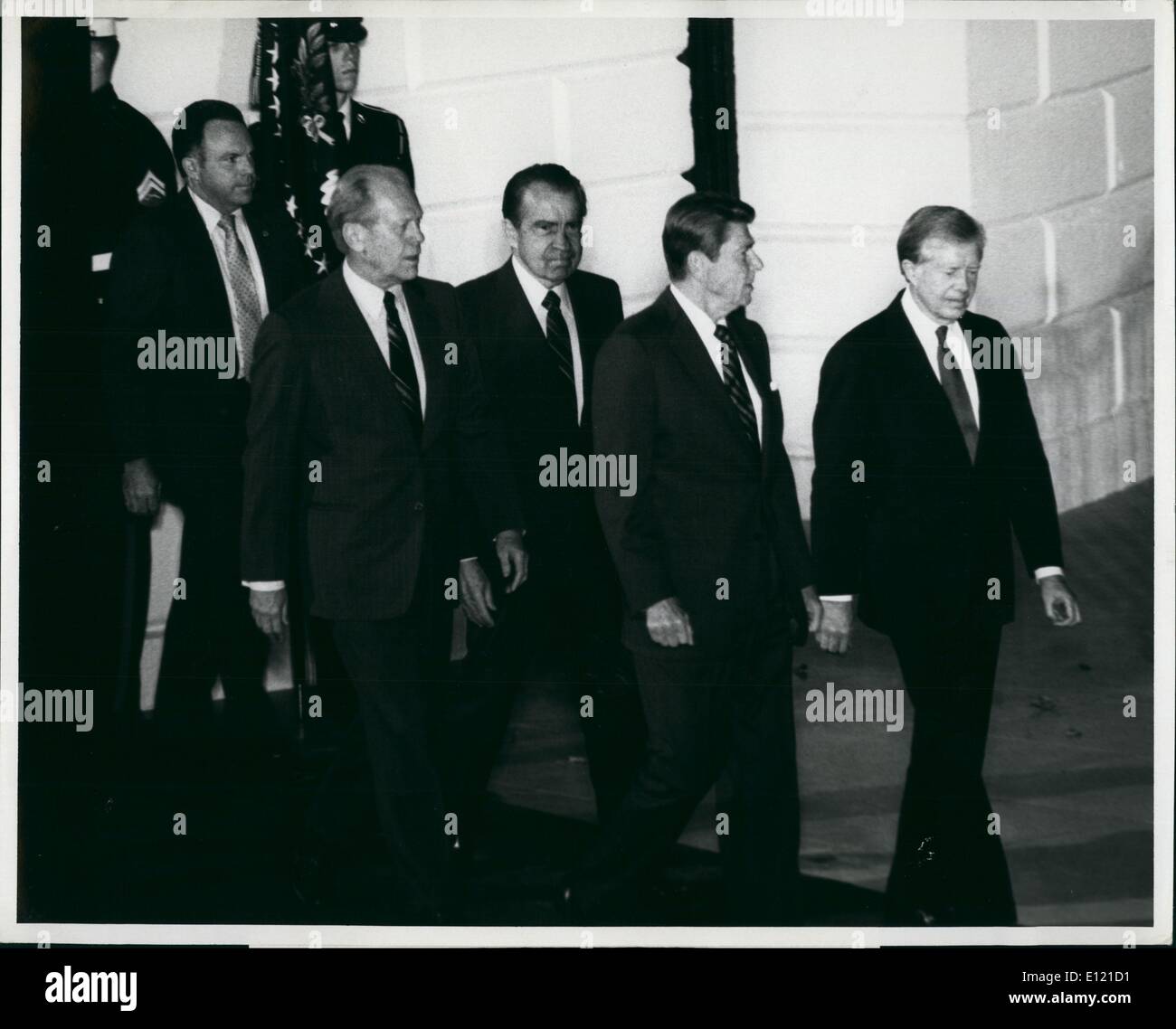 10 octobre 1981 - Quatre Présidents américains à la maison blanche : le président Reagan promenades de la Maison Blanche à l'entrée sud ce soir avec Banque D'Images