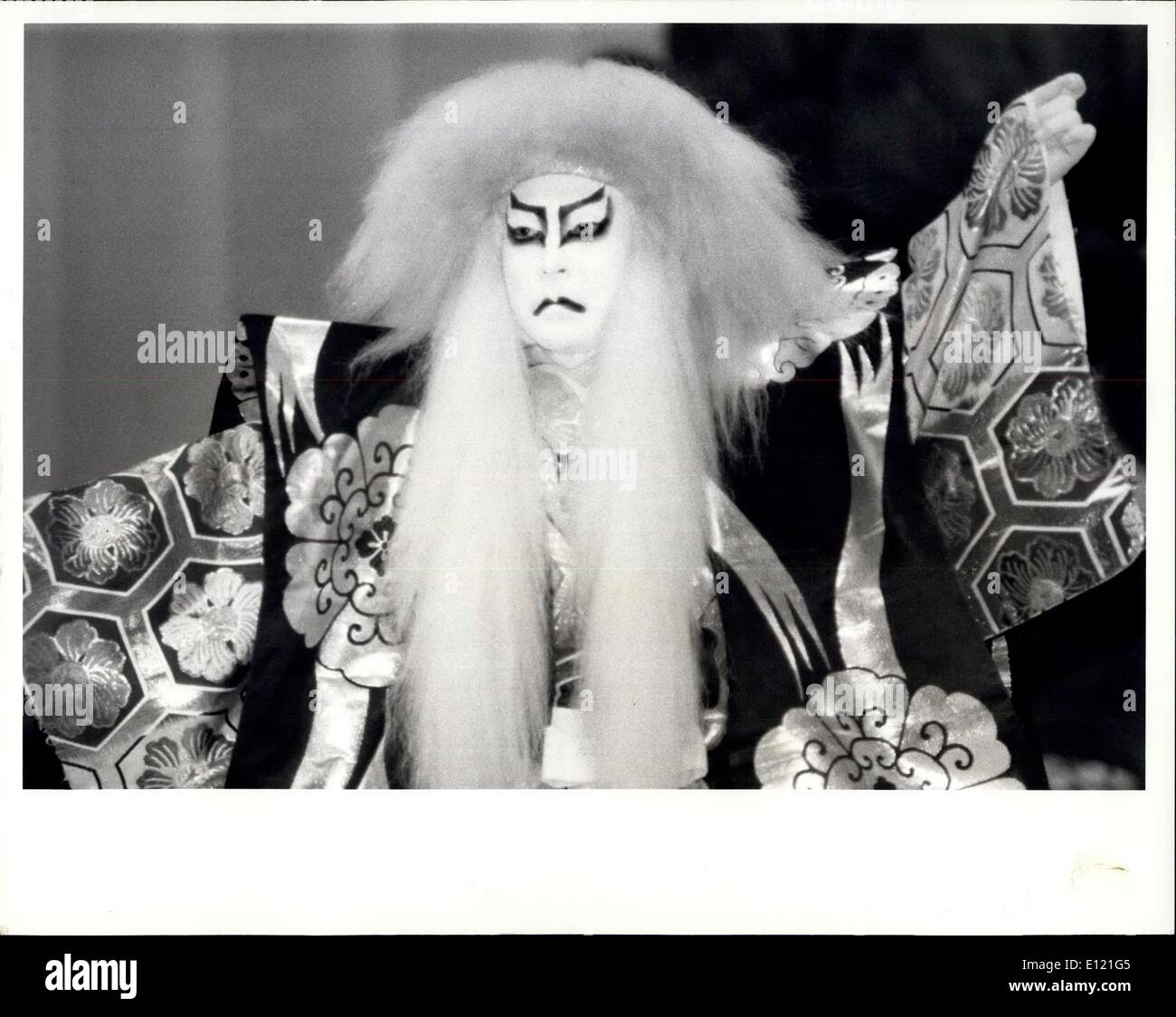 Le 19 octobre 1981 - Le théâtre Kabuki au Sadlers Wells : Ichikawa Ennosuke III, qui a dirigé l'entreprise sur ses succès sensationnel dernière visite, et est rouge pour être plus beaux du Japon, acteur de Kabuki se traduiront l'entreprise forte de 56 comédiens qui fera une rare visite à Sadlers Wells pour une saison d'une semaine du 19 au 24 panier du Japon en Grande-Bretagne année. Ichikawa Ennosuke III montre la photo, le célèbre acteur de Kabuki japonais à Londres aujourd'hui. Banque D'Images