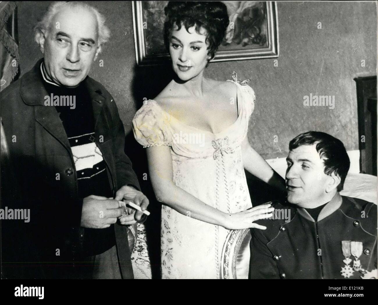 12 novembre 1981 - L'actrice française, Martine Carol est avec Abel Gance (à gauche), le directeur du film ''Le soleil d'Austerlitz,'' dans laquelle Martine Carol joue Joséphine de Beauharnais. Pierre Mondy (à droite), qui joue Napoléon Ier dans le film. Banque D'Images