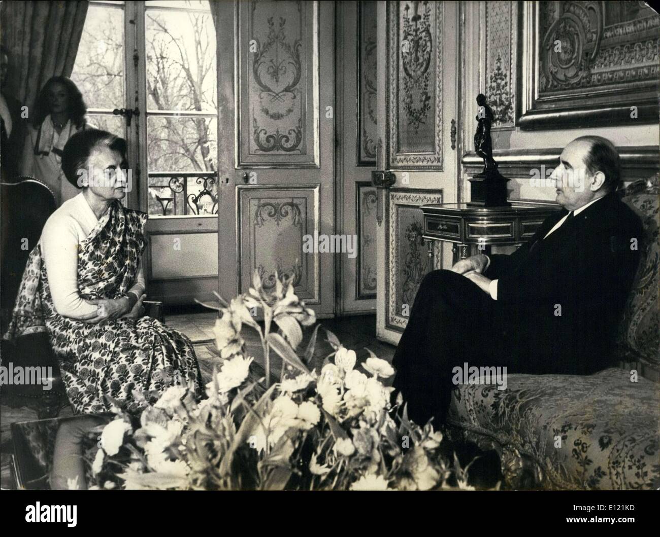 12 novembre 1981 - Ils étaient en réunion à l'Elysée à Paris pendant que Gandhi était en visite officielle. Banque D'Images