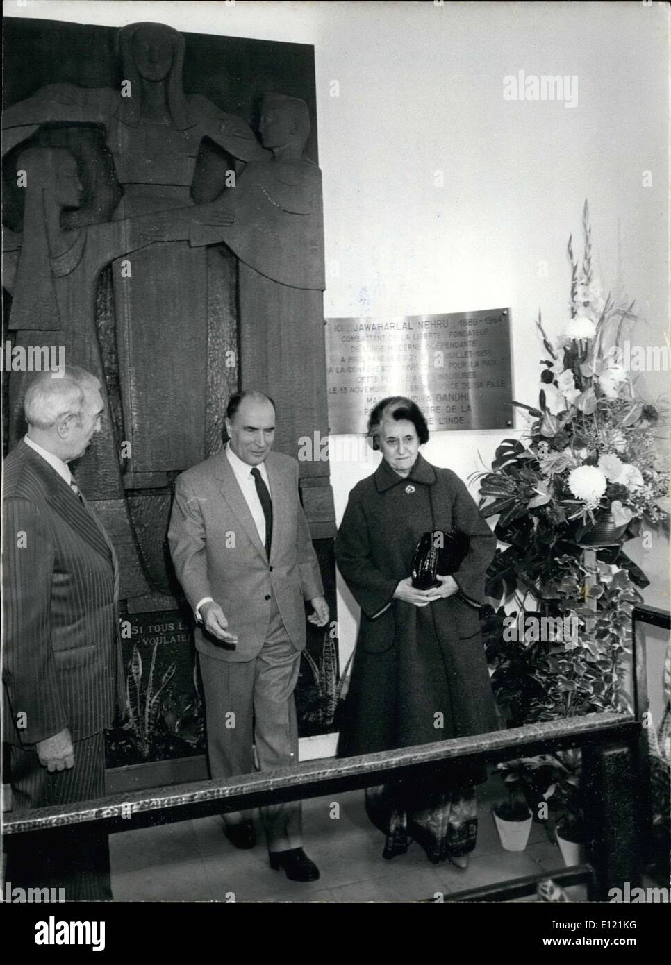 13 novembre 1981 - En présence du président François Mitterrand au Palais de la mutualité, Premier Ministre de l'Inde Indira Gandi a dévoilé une plaque à la mémoire de son père, Jawaharlal Nehru. Banque D'Images