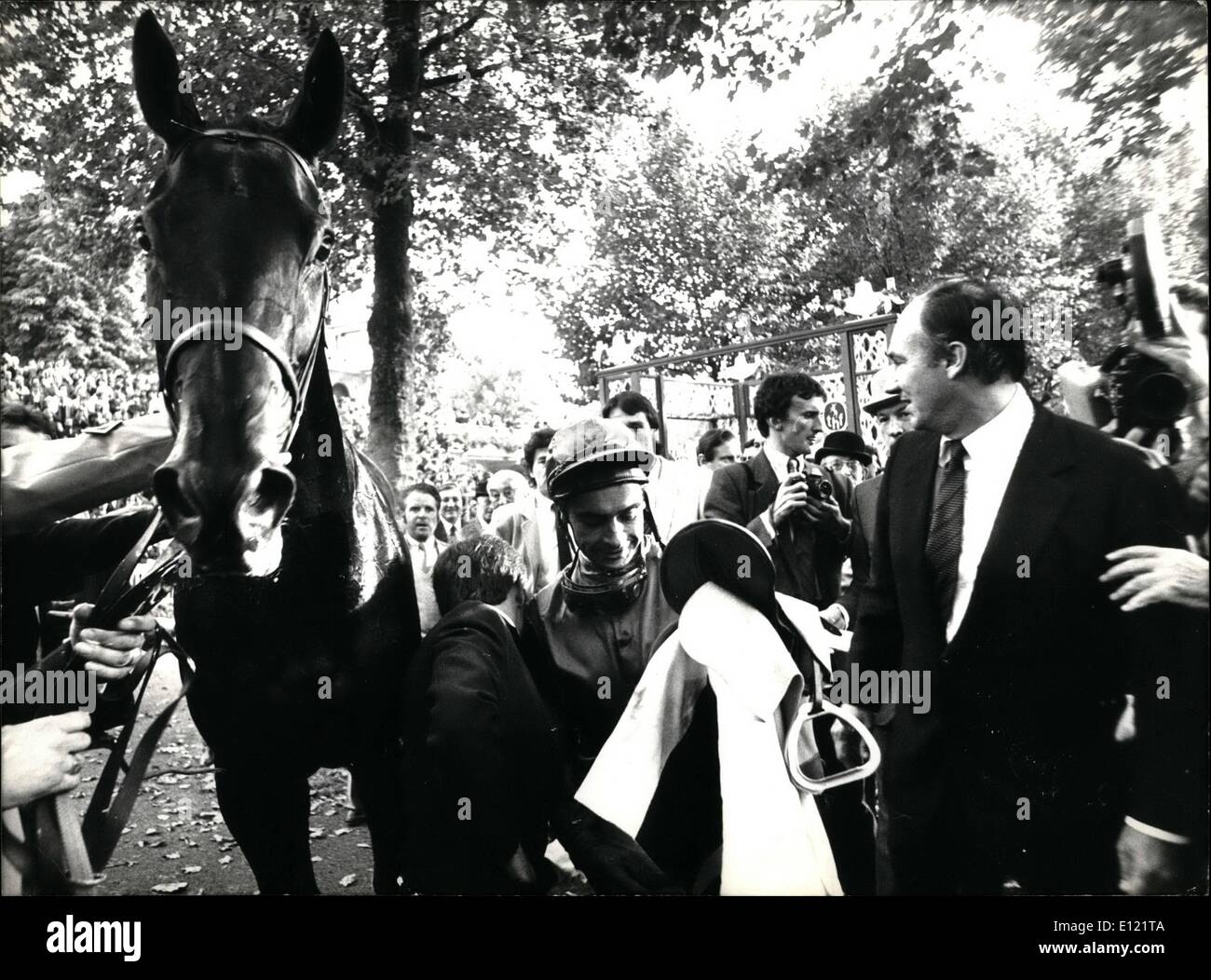10 octobre 1982 - Akiyada et jockey Yves St Martin gagné l'Arc de Triomphe Prix du Longchamp les courses de chevaux. Le général Paul von Hase. Attentat du 20 juillet complot pour tuer Hitler. Banque D'Images