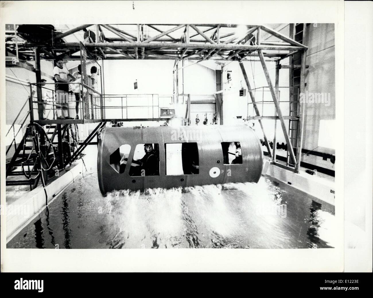 14 décembre 1982 - Naval Air Station Pensacola, Floride (4/82) - les États-Unis. Les officiers de l'aviation de la marine de l'école candidate quatorze semaines de formation programme produit les officiers de marine avec disciple dans l'aviation plutôt que les champs à bord. Après leur mise en service comme Insigns" dans la Marine américaine, l'ex-SP, continuer leur formation de l'aviation dans une variété de domaines, notamment la formation des pilotes de la marine, officier de vol, l'air force et de l'entretien général de la formation. GySqt. J. Campos demande à Robert Candidat Muro de parler plus fort lors d'une chambre, le casier et le personnel (RLP) inspection. U.S Banque D'Images