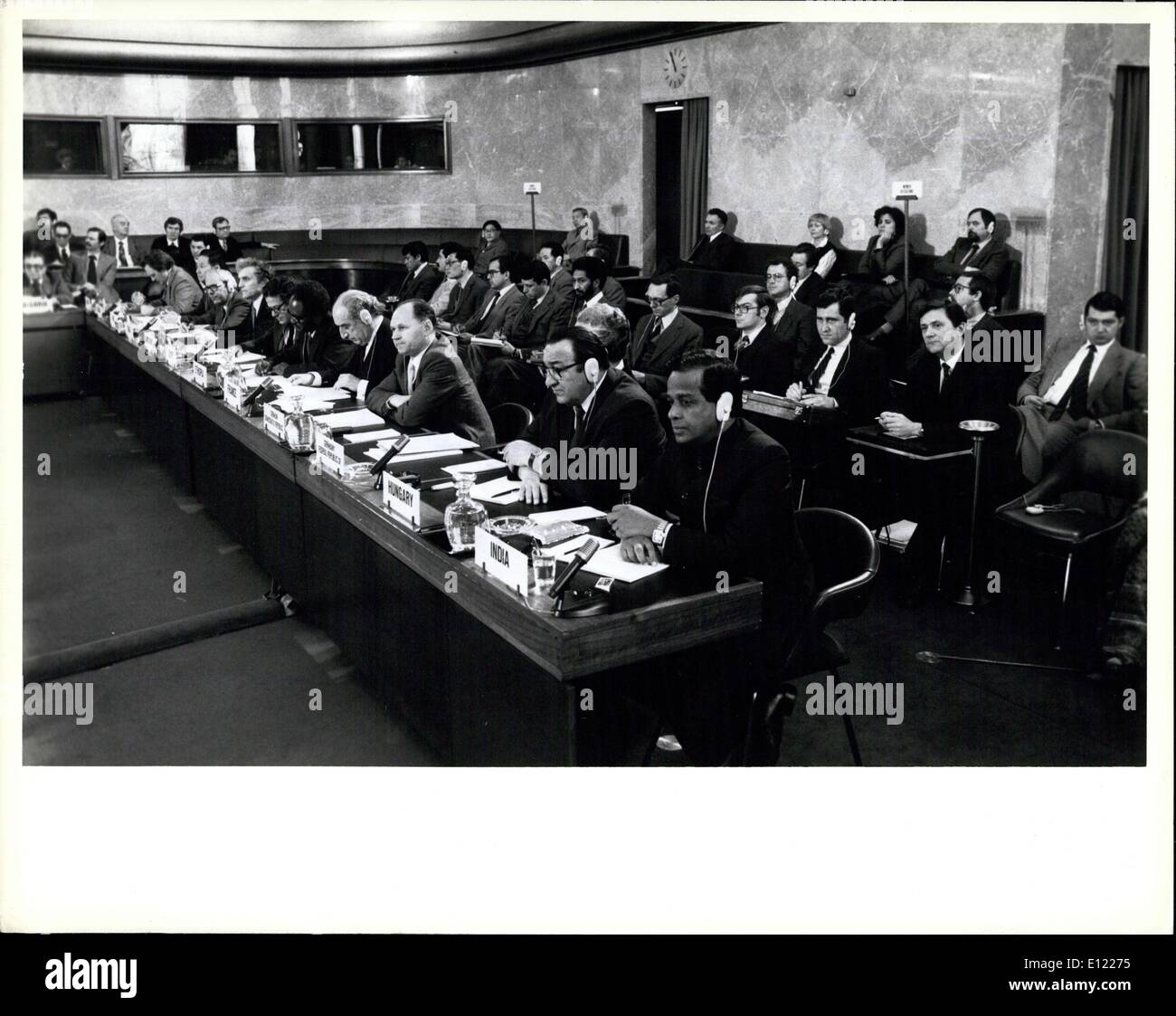 02 février 1982 - Comité du désarmement commence session de 1982. Organisation des Nations Unies, Genève, 2 février 1982 ? Le Comité du désarmement, le principal forum de négociations multilatérales dans le domaine du désarmement, a débuté ce matin sa session de 1982 au Palais des Nations. Il a été prié de présenter à l'Assemblée générale ?s Seconde session spéciale sur le désarmement (New York, du 7 juin au 9 juillet, 1982) un rapport spécial sur l'état des négociations des différentes questions examinées par le Comité Banque D'Images