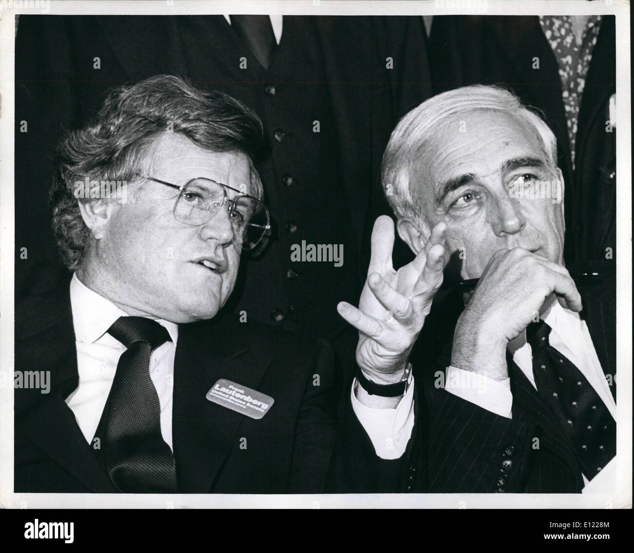Mar. 03, 1982 - candidat démocrate pour le Sénat des États-Unis siège dans le New Jersey est maintenant par Frank R. Lautenberg. Monsieur Lautenberg a 58 ans chef d'entreprise de prendre sa première soumission à des postes électifs, bouleverser son adversaire républicain populaire représentant, Millicent Fennick. Photo montre M. Lautenberg lors d'une manifestation tenue à Newark, New Jersey le 10-27-82 avec le sénateur Edward Kennedy Banque D'Images
