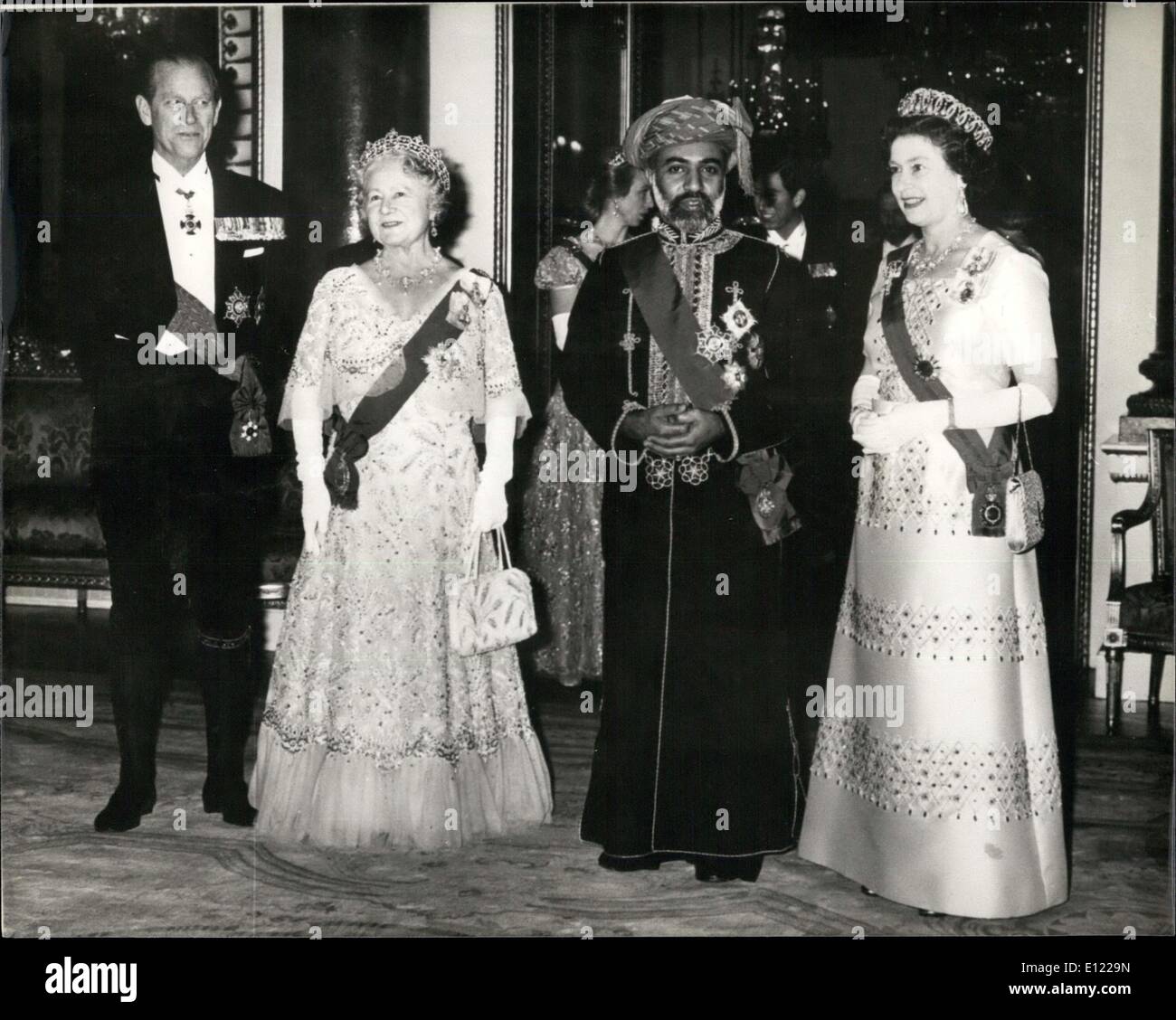 Mar. 17, 1982 - Le sultan d'Oman à Buckingham Palace Visite d'Etat : le Sultan d'Oman, Sa Majesté Qaboos bin Said Al Said,. avec (de G à D) Le duc d'Édimbourg, la reine mère, et la Reine, avant le banquet qui s'est tenue en son honneur au Palais de Buckingham, la nuit dernière. Banque D'Images
