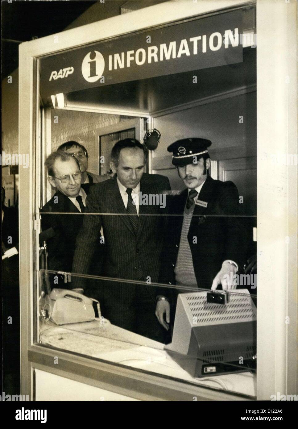 Mar. 30, 1982 - Le ministre des Transports, sont ici Fiterman avec RATP président de groupe Quint dans les nouveaux postes d'information au Banque D'Images