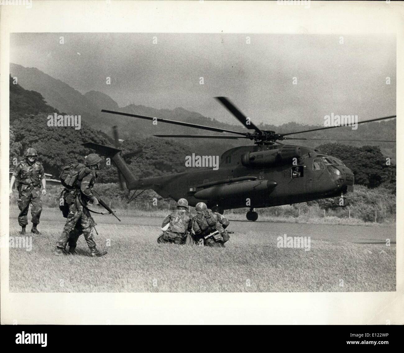28 octobre, 1983 - Marine Corps CH46 hélicoptère décolle après le chargement des US Marines dans la périphérie de Greenville, la Grenade. Banque D'Images