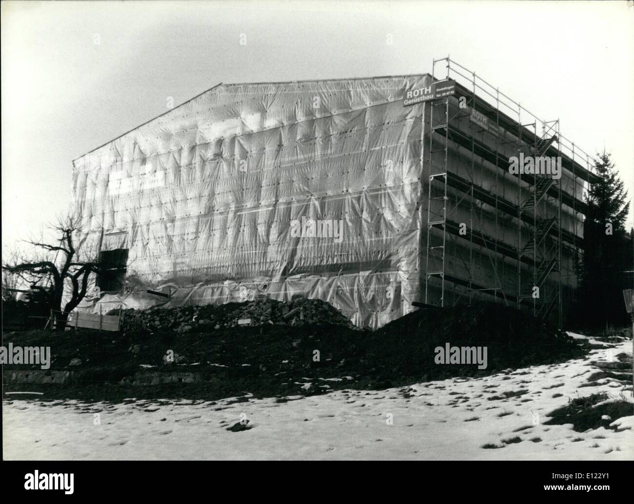 Le 12 décembre 1983 - Christo est ici : l'ancien chalet de l'acteur allemand Curd Juergens est , bien connu pour son action art allover le monde. Mais la raison est que le chalet vendu Juergens station d'hiver de Suisse et le nouveau propriétaire fait quelques modifications. Banque D'Images