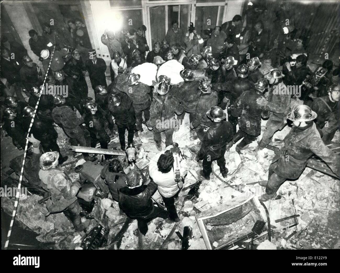 27 déc., 1983 - Gaz provoque une explosion à parisien, Banque D'Images